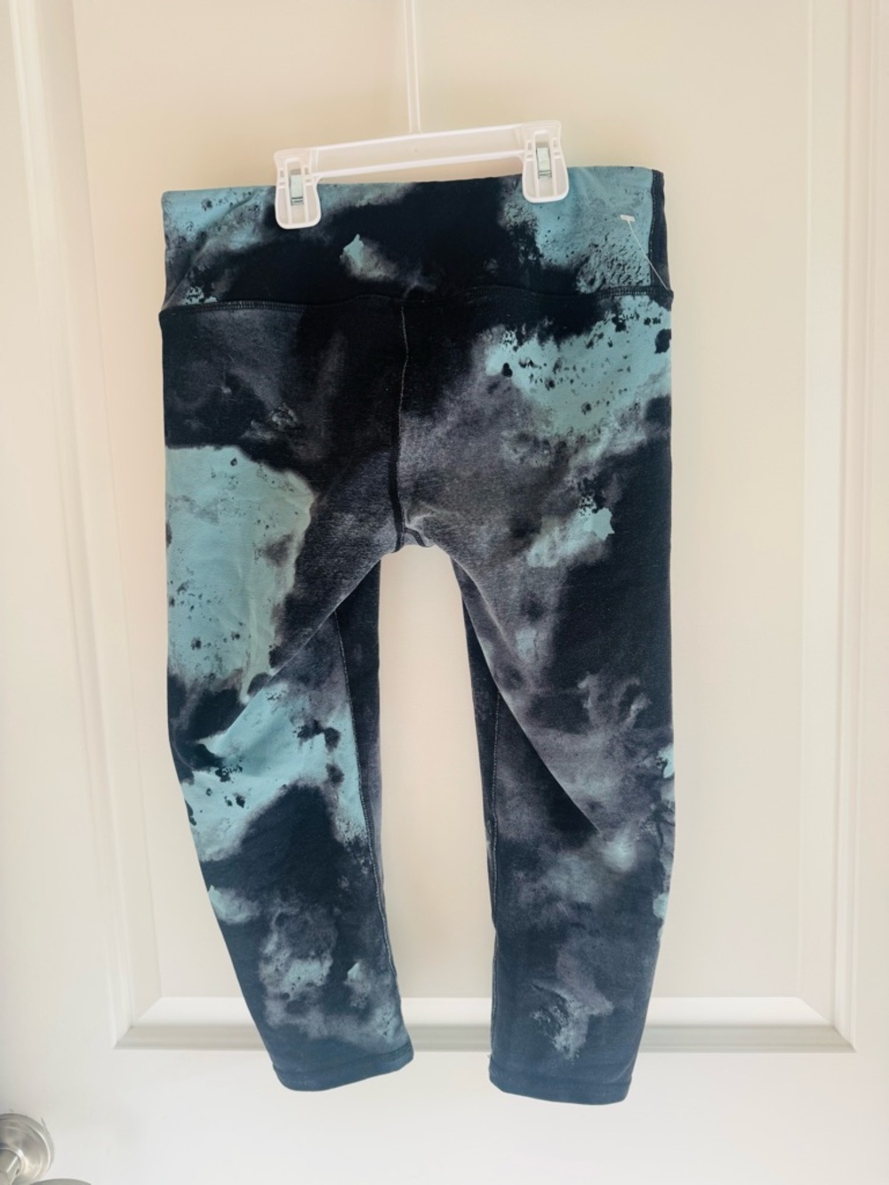 Alo Yoga Airbrush Capri Leggings Size Small Black Blue Smoke Wash Tie Dye - Picture 5 of 7